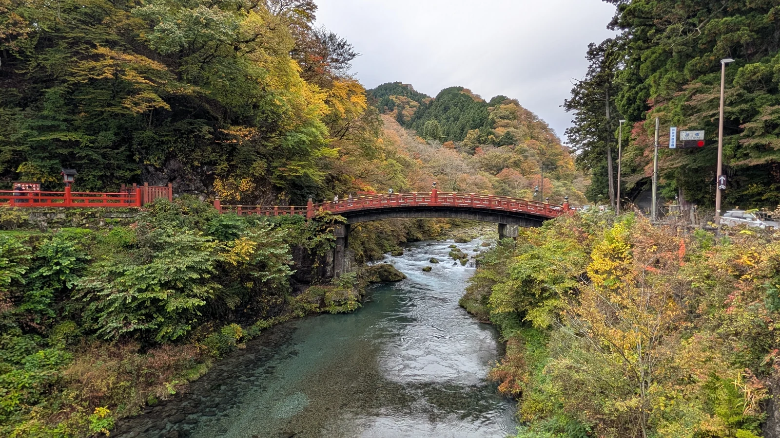 日光・神橋と大谷川の自然