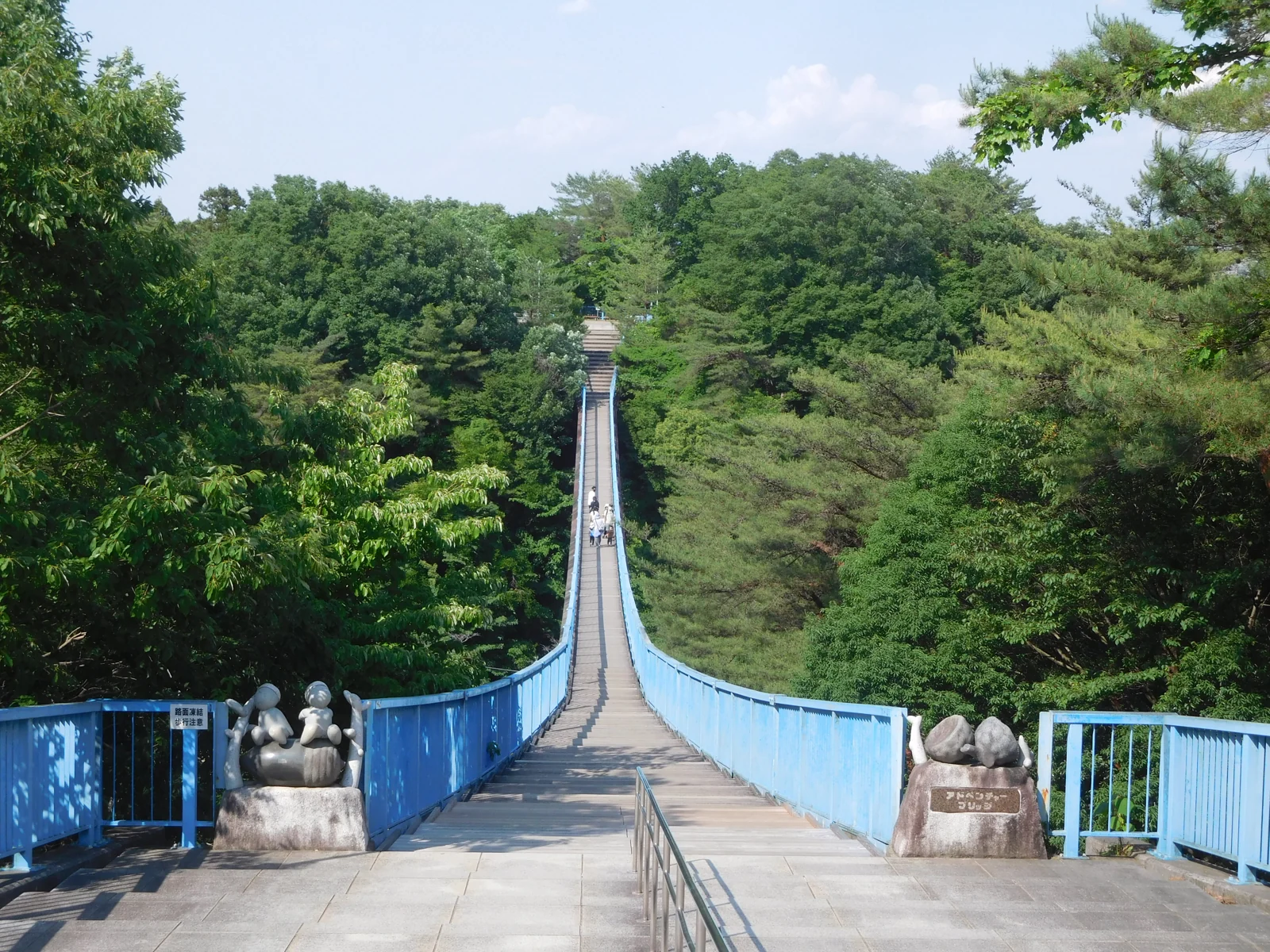 八幡山公園のアドベンチャーブリッジ